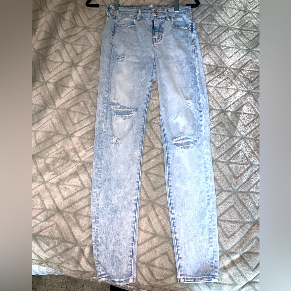 American Eagle light wash skinny jeans